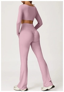 Detalle del conjunto de yoga rosa empolvado con leggings scrunch butt y crop top manga larga