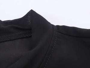 Dettaglio macro della cucitura in pizzo francese e del colletto dell'abito nero chic