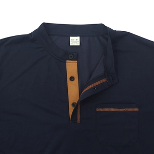 Vue détaillée du col du t-shirt Henley bleu marine avec texture tricotée et boutons