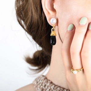 Vintage gold pearl jewelry set with black crystal teardrop earrings and pearl ring