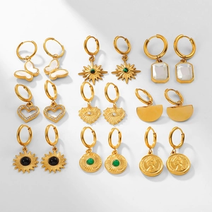 Boucles d'Oreilles Créoles en Acier Inoxydable Plaqué Or 18K Style Ins Français Avec Pendentif Papillon Künstliche Perle Zirconium Bijoux