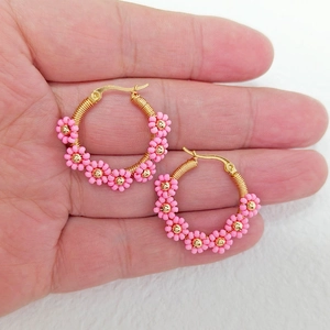 Boucles d'oreilles créoles fleurs en perles roses faites main avec fil d'or enveloppé