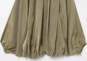 Détail d'une chemise en popeline vert olive avec texture lisse et ourlet bulle
