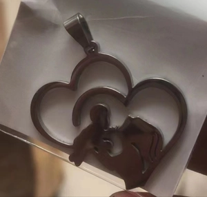 Vue rapprochée du pendentif silhouette de famille en acier pour mère et enfant