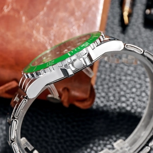 Makro-Seitenansicht der Herrenuhr mit grüner drehbarer Lünette und silbernem Gehäuse