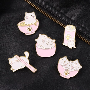 Vue détaillée de 5 pin's en émail chat mignon sur le fond d'une veste en cuir noir