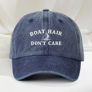 Détail de la broderie voilier et du texte Boat Hair Don't Care sur casquette en coton lavé