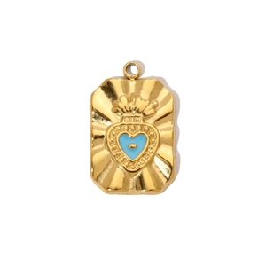 Détail du pendentif plaqué or 14k avec cœur en émail bleu et motif d'œil à couronne