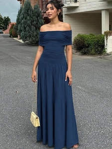 Elegantes marineblaues schulterfreies Maxikleid mit Raffungen für eine schlanke Silhouette