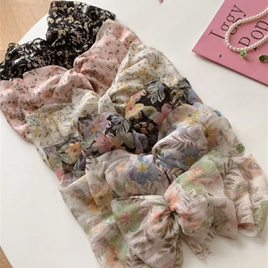 Détail de barrettes à cheveux en mousseline fleurie aux motifs variés de style français