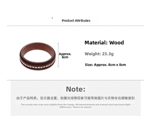 Vue détaillée du bracelet en bois marron foncé avec décor carré en métal argenté