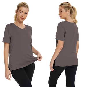 Dettaglio della maglietta a tinta unita con scollo a V e spacco laterale alla moda