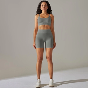 Détail d'un ensemble de sport gris côtelé sans couture avec brassière et short taille haute