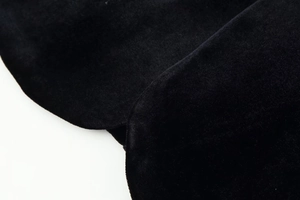 Vue macro détaillée de la texture du velours noir et des coutures de la veste