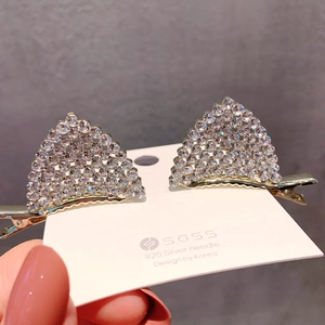 Detail von Strass Katzenohr-Haarspangen auf SASS-Karte mit silberner Entenschnabelbasis
