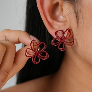 Élégantes boucles d'oreilles fleurs rouges floquées avec design ajouré sur l'oreille