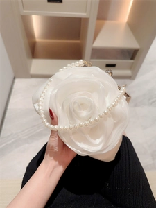 Elegante weiße Blumen-Abendtasche mit Perlenkette für Hochzeiten und Bankette