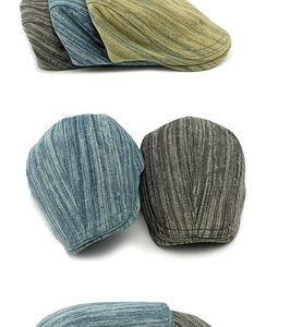 Détail du tissu denim délavé et tweed avec des coutures précises sur des bérets plats