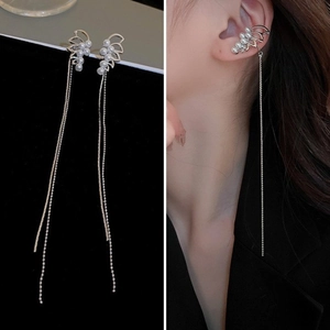 Détails de boucles d'oreilles perles argentées avec longues chaînes sur mannequin