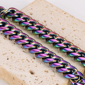 Collier chaîne cubaine en acier inoxydable arc-en-ciel sur un socle en pierre