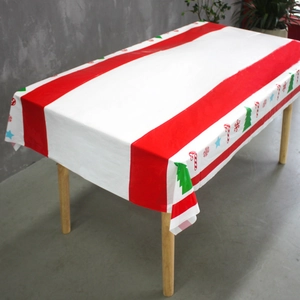 Gros plan d'une nappe de Noël en plastique avec des motifs de cannes de sucre et sapins