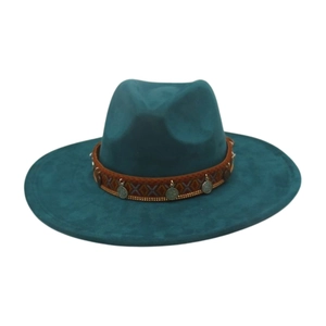 Détail d'un chapeau à large bord sarcelle avec ruban ethnique et pendentifs pièces