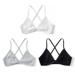 Lot de trois bralettes en maille côtelée de couleurs blanc, gris et noir