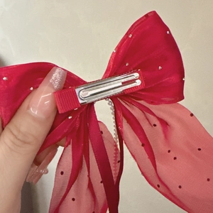 Rote Organza-Haarschleife mit funkelnden Strasssteinen und eleganten Perlenketten-Quasten