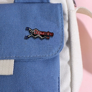 Dopamin-Emaille-Pin mit chemischer Struktur auf einer Segeltuch-Tasche präsentiert