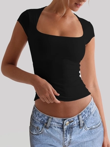 Détail du t-shirt de yoga noir à col carré avec coupe ajustée et tissu élastique