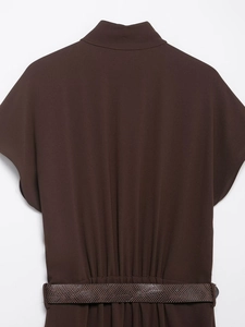Vue détaillée du dos d'une robe midi marron foncé avec ceinture aspect peau de serpent