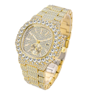 Dettaglio orologio di lusso dorato con incastonatura di diamanti e datario