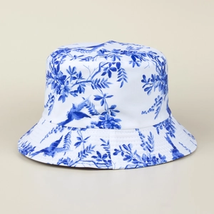 Detaillierte Textur des weißen Fischerhuts mit blauem Toile-de-Jouy-Blumenmuster
