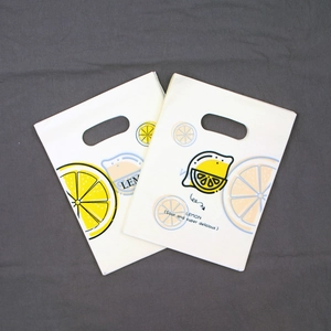 Detail of 20x25cm cream gift bags with lemon illustrations and die-cut handles