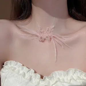 Collier papillon élégant avec plumes roses et résine sur un fil invisible discret