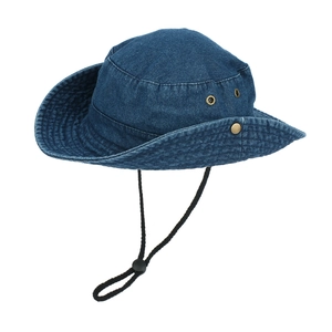 Detail eines dunkelblauen Denim-Sonnenhuts mit Nähten, Metallösen und verstellbarer Kordel