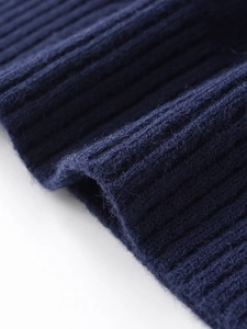 Detail von dunkelblauem Rippstrickgewebe mit weicher, wollartiger Textur und Qualität