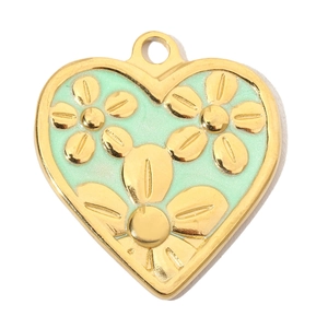 Dettaglio di un ciondolo a cuore dorato con smalto verde e piccoli fiori in oro