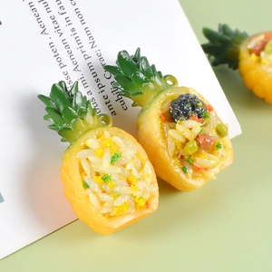 Modello realistico di riso fritto all'ananas in resina con foro per anello e colori vivaci