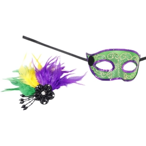 Détail du masque de mascarade avec paillettes vertes et plumes colorées amovibles