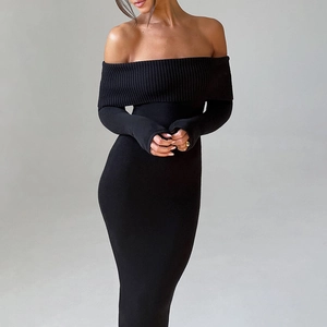 Detail des umklappbaren schulterfreien Ausschnitts an diesem schmalen schwarzen Strickkleid