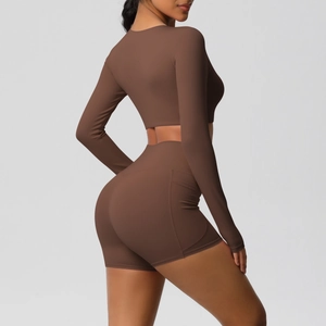 Achteraanzicht van bruine yoga crop top met lange mouwen en high-waist korte broek