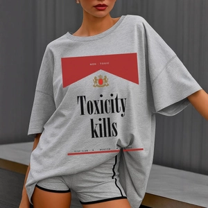 Λεπτομέρεια γκρι βαμβακερού T-shirt με vintage γραφικά και industrial chic στυλ