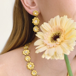 Goldenes Gänseblümchen-Schmuckset mit mehrreihiger Halskette und passenden Ohrringen