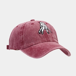 Détail de la broderie main sur la casquette de baseball en coton lavé bordeaux
