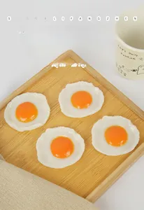 Dettaglio macro di quattro modelli di uova al tegamino in PVC in cucina accogliente