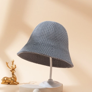 Cappello a secchiello minimalista grigio in maglia da donna con texture all'uncinetto