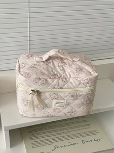 Beauty case trapuntato con fiori rosa e manico superiore per organizzazione da viaggio