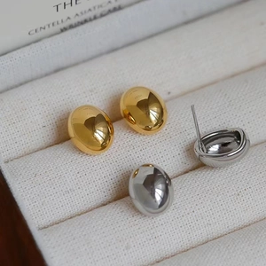 Orecchini a perno ovali minimalisti in oro e argento con finitura a specchio lucida