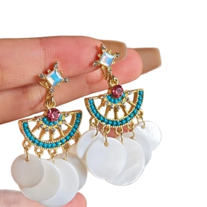 Boucles d'oreilles bohèmes à franges en coquillage avec strass colorés et alliage doré